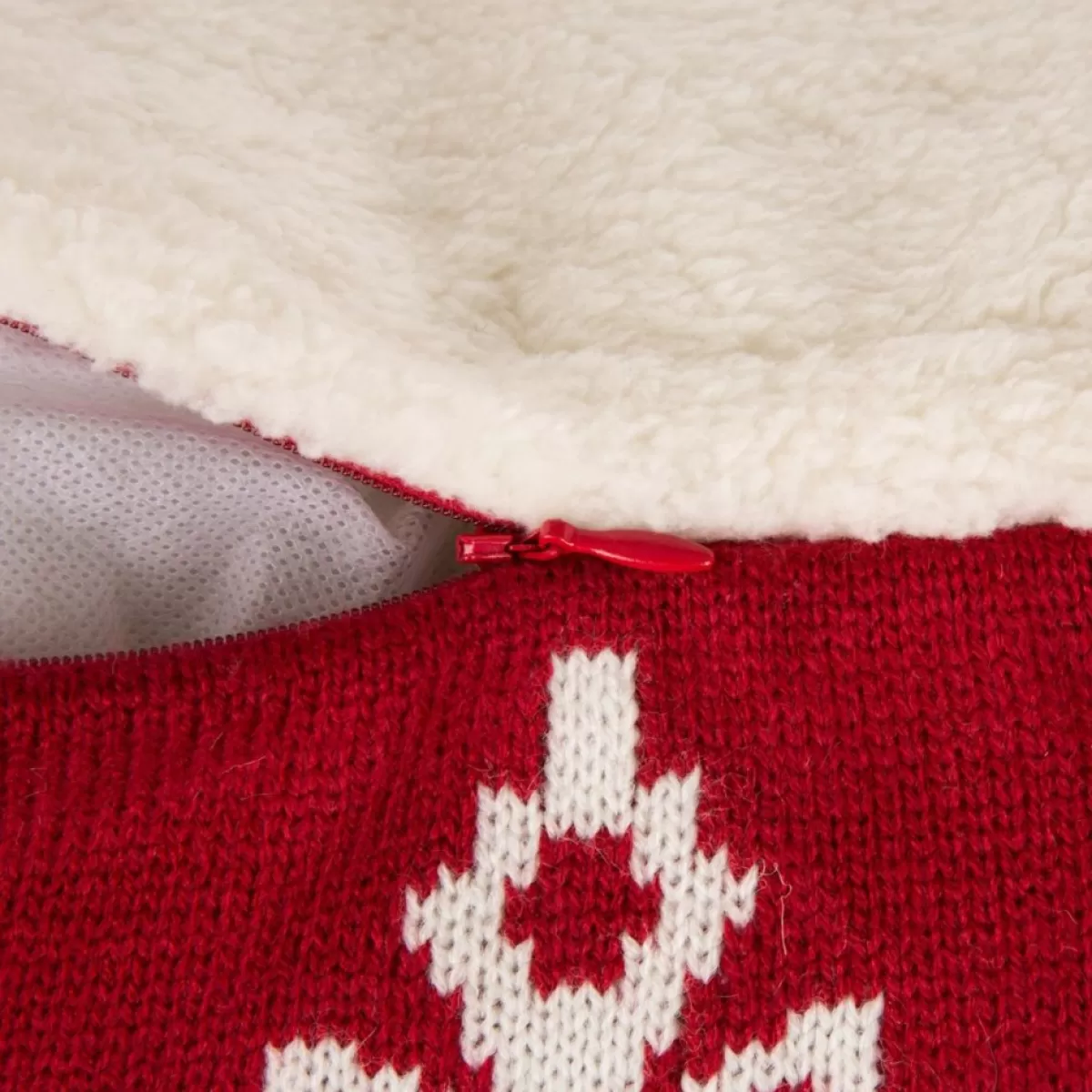 Glitzhome Holiday Textiles | 18In Knitted Snowflake Acrylic Red Pillow Cover With Tassels