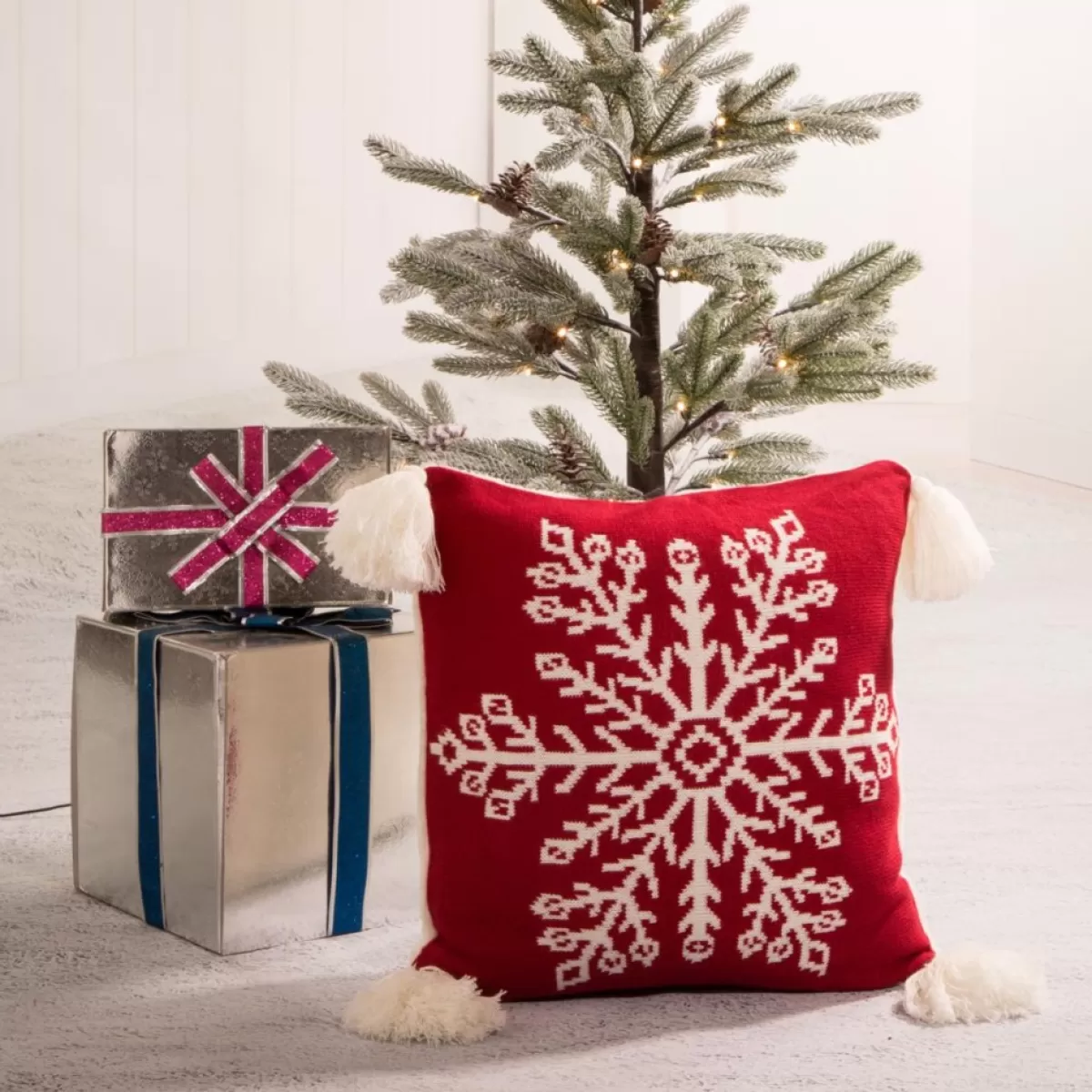Glitzhome Holiday Textiles | 18In Knitted Snowflake Acrylic Red Pillow Cover With Tassels